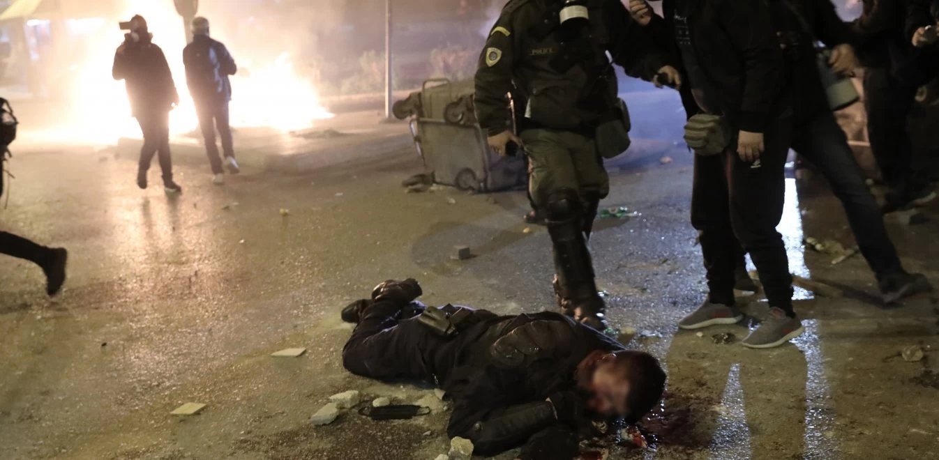 Τα πρώτα λόγια του τραυματία αστυνομικού: «Είμαι καλά, θα αντέξω -Προσπάθησα να σώσω το όπλο μου»